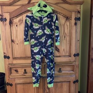 Boys Star Wars Baby Yoda gray green 1 piece hooded pajamas - size 8